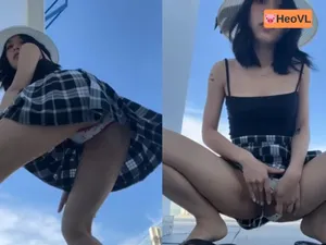 Bồ dâm đi đi giã ngoại nhưng cũng không quên quay clip show hàng cho fans xem