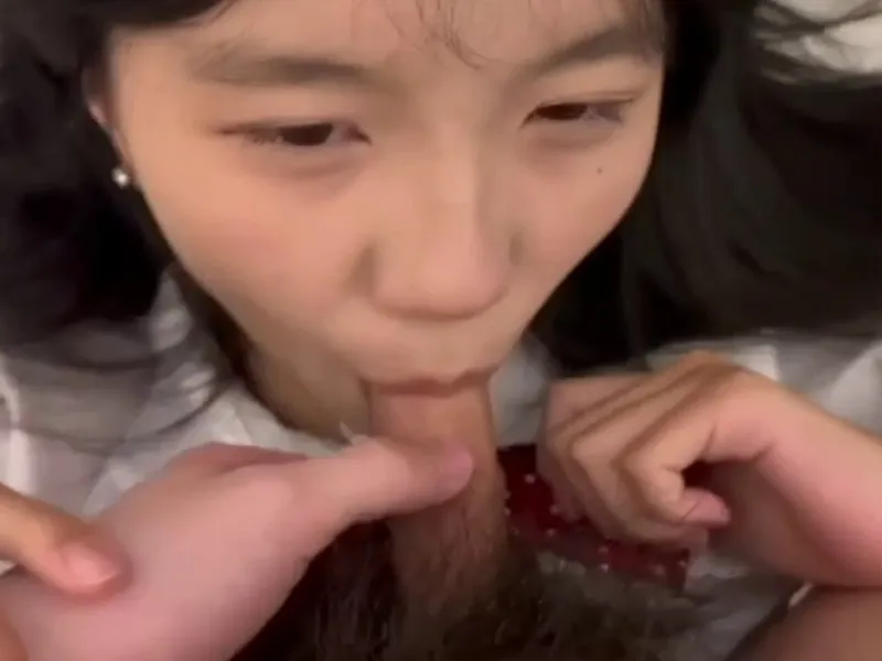 Em loli dễ thương mút cây hàng biến em thành con đào dâm dục p2